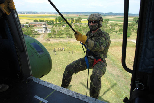 Rangerul coboară înainte ca elicopterul să pună roţile