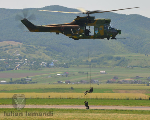 "Fast rope" executat de luptatori DCSL din elicopter Puma SOCAT