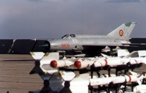 Avion MiG-21 MF inarmat cu rachete aer-aer RS-2 US si R-3 S