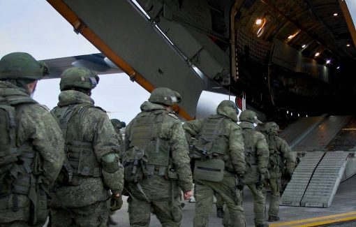 Militari rusi imbarcandu-se pentru misiunea de mentinere a pacii in Nagorno-Karabakh